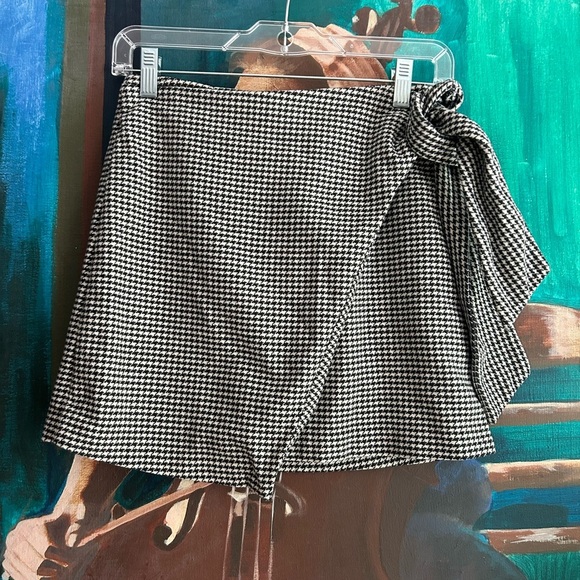 Wilfred Dresses & Skirts - Aritzia Wilfred Aritzia Houndstooth Wrap Style Mini Skirt Wool Cashmere Blend 0